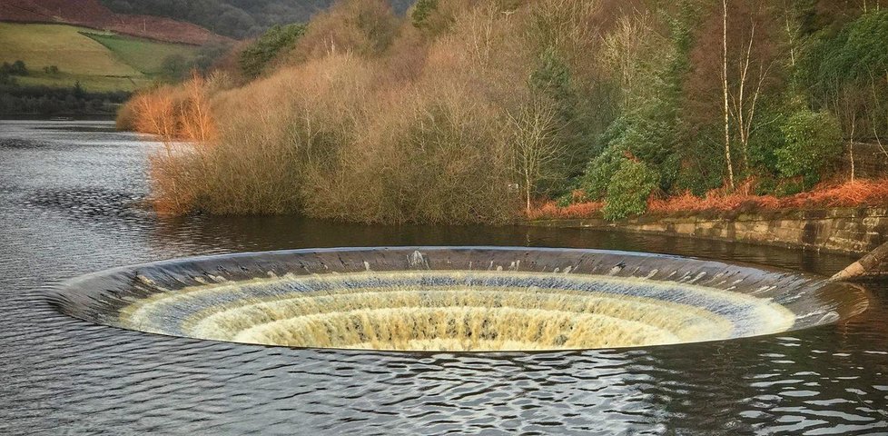 Odtok v přehradě Ladybower