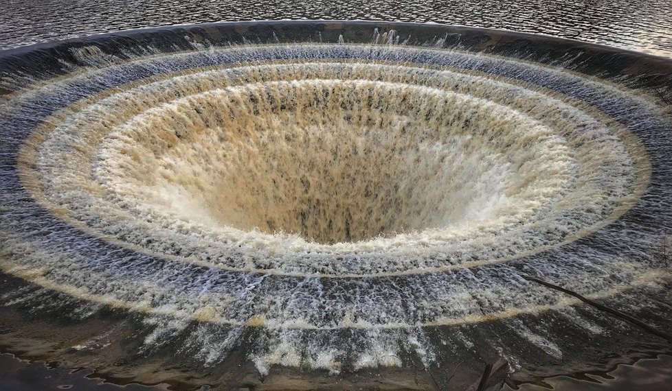 Odtok v přehradě Ladybower