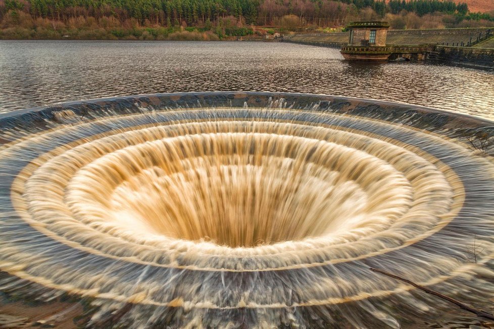 Odtok v přehradě Ladybower