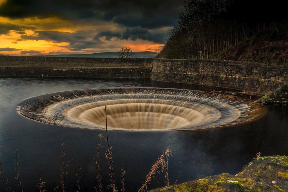 Odtok v přehradě Ladybower