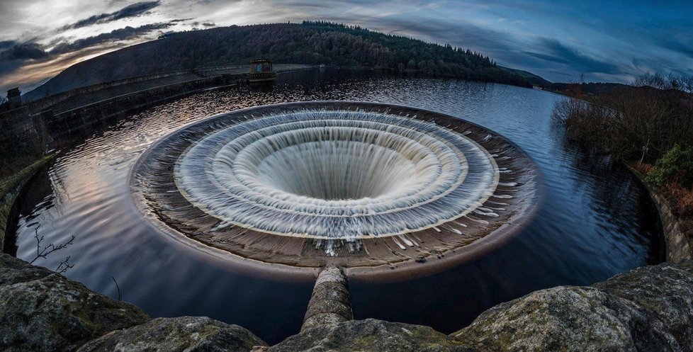 Odtok v přehradě Ladybower