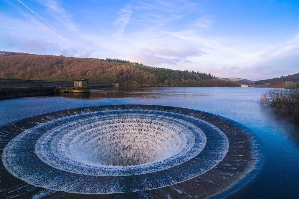 Odtok v přehradě Ladybower