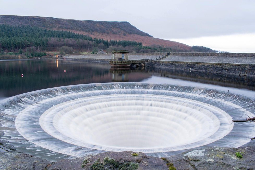 Odtok v přehradě Ladybower