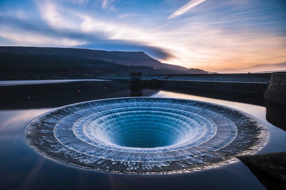 Odtok v přehradě Ladybower