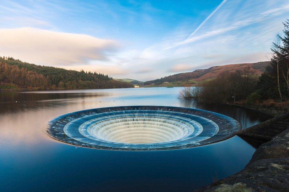 Odtok v přehradě Ladybower