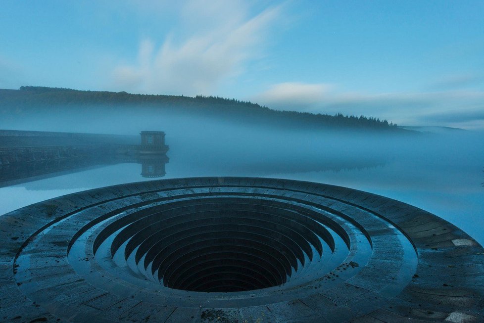 Odtok v přehradě Ladybower