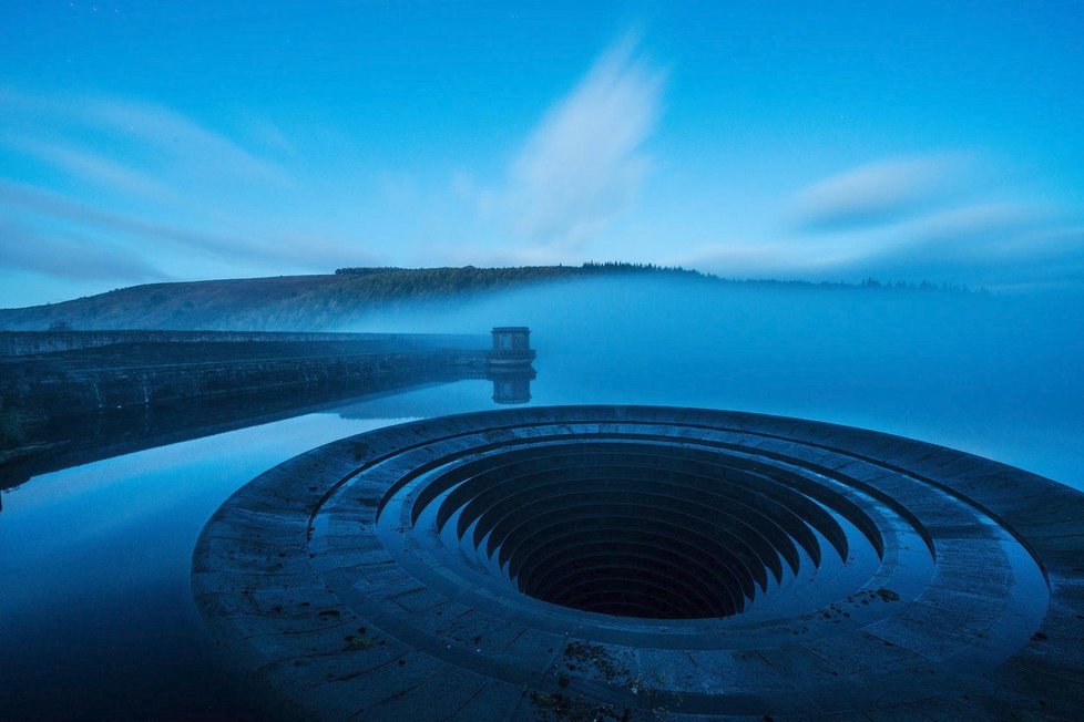 Odtok v přehradě Ladybower