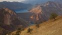 Nurek Dam: Stavba přehrady Nurek v jihozápadním Tádžikistánu trvala i s instalací devíti generátorů pro hydroelektrárnu devatenáct let a dokončena byla v roce 1980. Od té doby se přehrada s výškou rovných 300 metrů pyšnila po dlouhá léta titulem nejvyšší přehrady světa, než ji o něj v roce 2014 obrala o pět metrů vyšší čínská přehrada Jinping-I. Centrální nepropustné cementové jádro přehrady je na šířce sedmi set metrů obklopeno zásypem horniny a zeminy. Celkový objem stavby přehrady je 54 milionů kubíků.