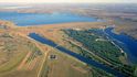 Oahe Dam: Největší americké přehrady najdeme na řece Missouri. Tou první z nich je přehrada Oahe v Jižní Dakotě. Přehrada utváří skoro čtyři sta kilometrů dlouhé jezero Oahe. Stavba přehrady začala v roce 1948 a pro tento projekt byl vynalezen první moderní tunelový krtek neboli TBR (Tunnel boring machine). Výsledkem byla tři kilometry dlouhá, 75 metrů vysoká a u základů kilometr silná přehrada o celkovém objemu 71 milionů kubíků.