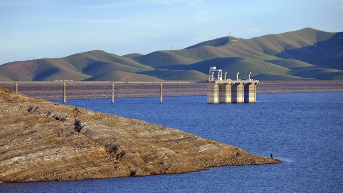 San Luis Dam: Vodní nádrž San Luis najdeme v Kalifornii zhruba osmdesát kilometrů jihovýchodně od San José. Jedná se o největší světovou nádrž, která se nenachází na vodním toku. Valná většina vody je do nádrže přiváděna akvadukty, a to především z vnitrozemské delty řek Sacramento a San Joaquin 130 kilometrů severně. Vlastní přehrada nádrže je skoro šest kilometrů dlouhé a 116 metrů vysoké sypané monstrum s celkovým objemem 60 milionů kubíků. Voda z nádrže je využívána především pro zemědělství – zásobuje až 400 000 hektarů zemědělské půdy v údolí San Joaquin.