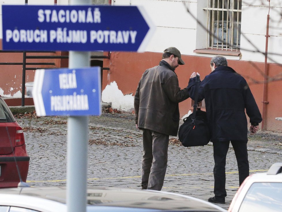 Viktor Preiss osobně doprovodil syna na příjem, pomohl mu i s taškou.