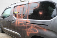 Teror v obci: Znudění mladíci posprejovali auta i zídky