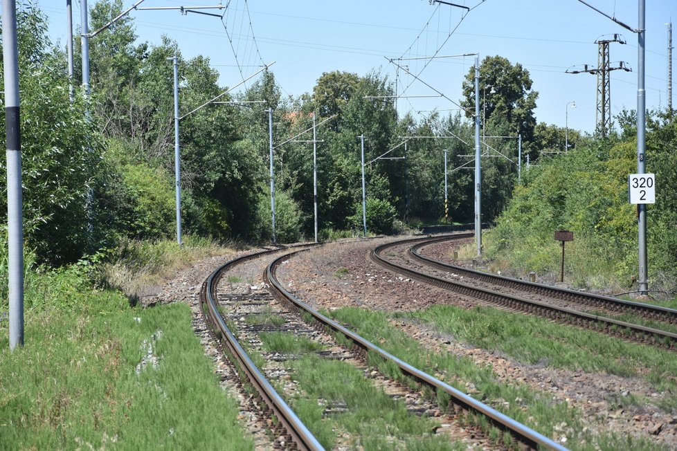 Koleje u přejezdu ve Ždírci, kde srazil a zabil vlak batole.