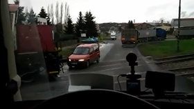 Stačil kousek a došlo k neštěstí. Řidič citroënu vjížděl v Dobrovici na Mladoboleslavsku na železniční přejezd ve chvíli, kdy přijížděl vlak. Přitom výstražná světla neblikala!