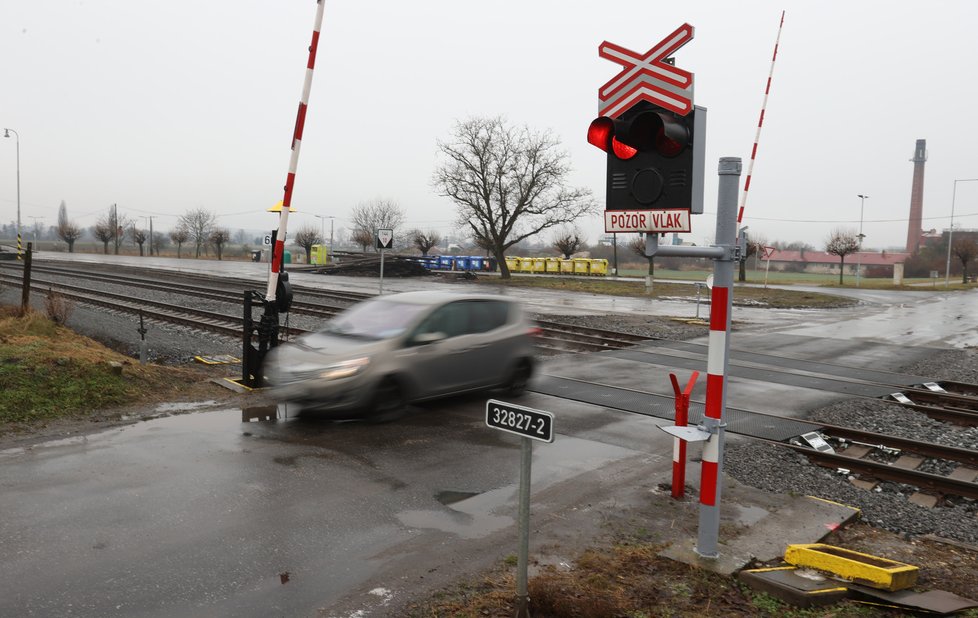 Přejezd v Rožďalovicích u Nymburka: Červené světlo řidiče nezastavilo...