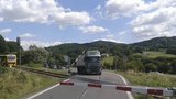 Další šílenec z Polska s kamionem: 30 km od Studénky uvízl řidič pod závorou