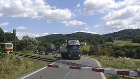 Řidič polského kamionu uvízl pod závorami na přejezdu u Krhové