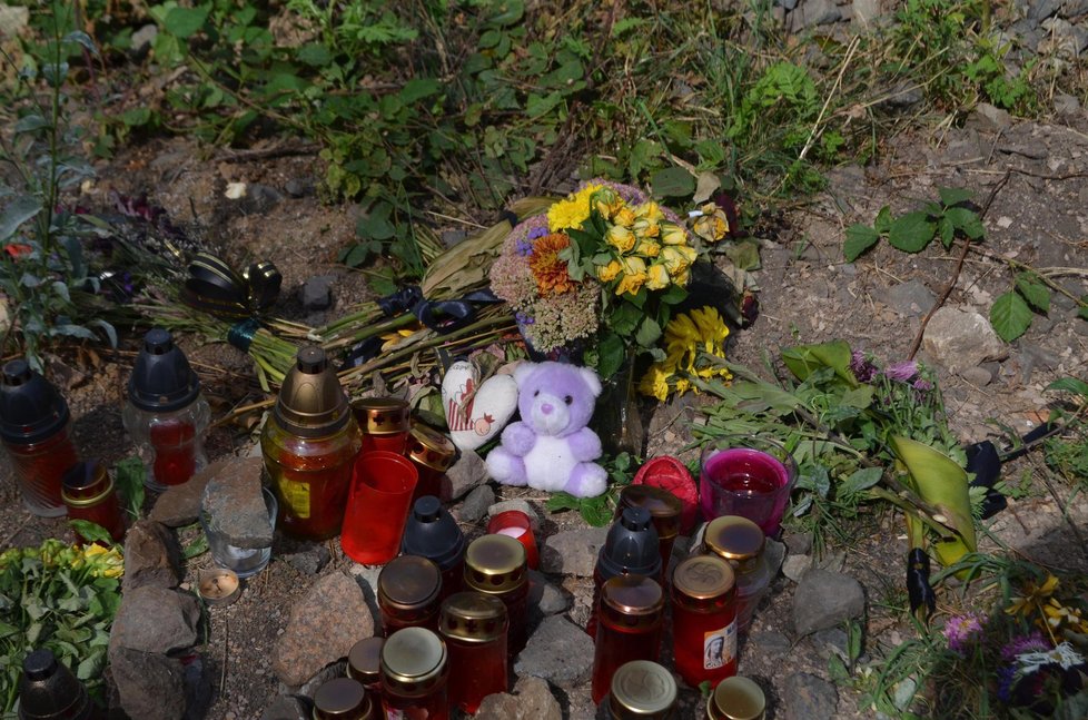 Tady ukončila svůj život matka s nemocným synem. Pozůstalí smuteční květiny uspořádali do tvaru srdce.