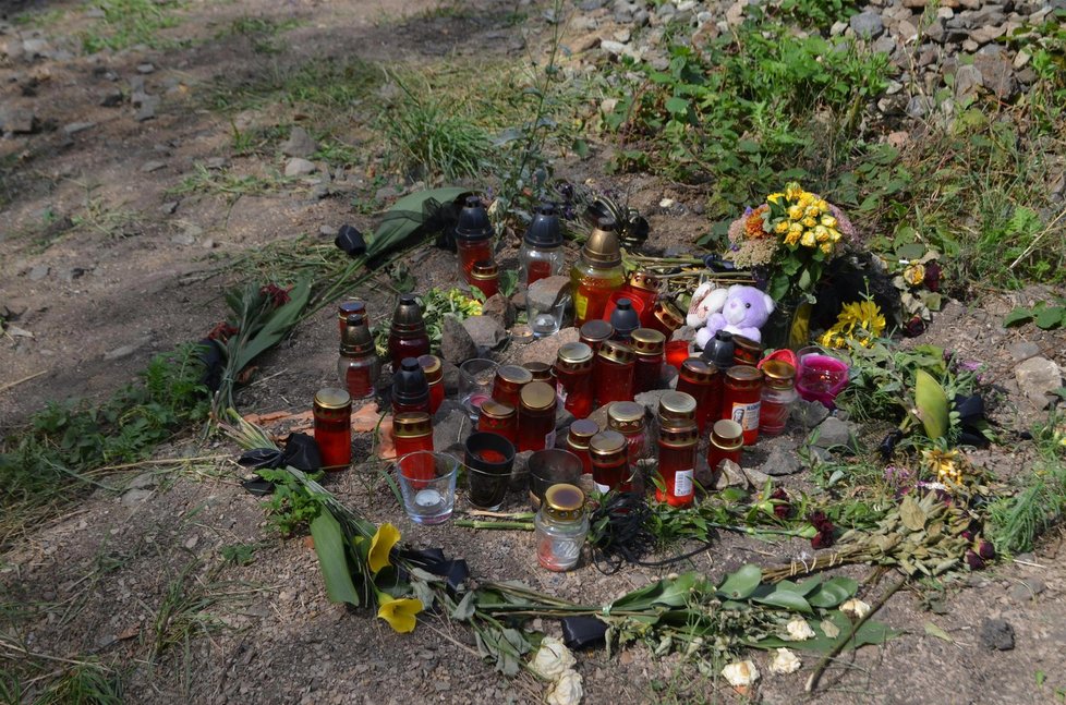 Tady ukončila svůj život matka s nemocným synem. Pozůstalí smuteční květiny uspořádali do tvaru srdce.