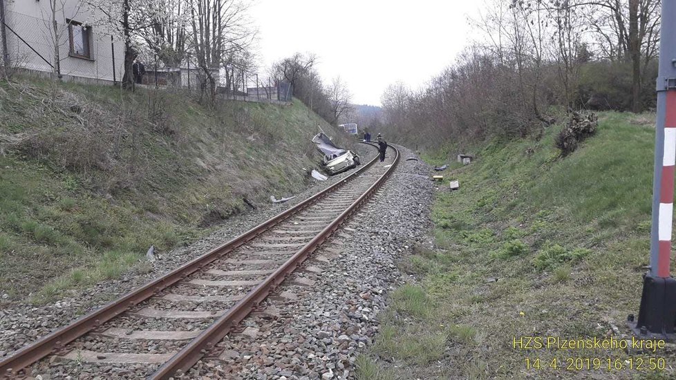 Vlak na přejezdu smetl osobní automobil, řidič zemřel.