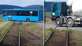 Strojvedoucí šokoval videem: Řidiči na přejezdech ignorují houkající vlak!
