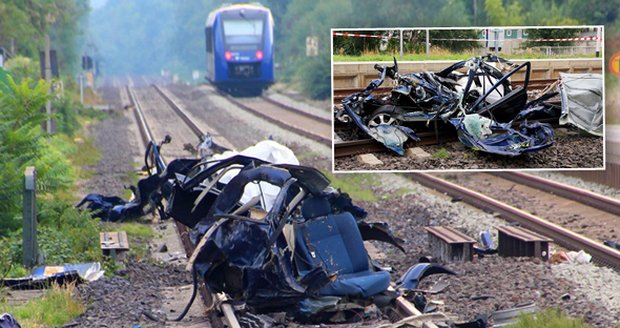 Vlak na přejezdu rozdrtil auto napadrť: Ve vraku zemřelo pět lidí, nejmladší oběti bylo 16 let