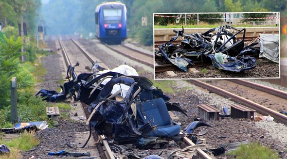 Při děsivé nehodě na železničním přejezdu v Německu zemřelo pět lidí.