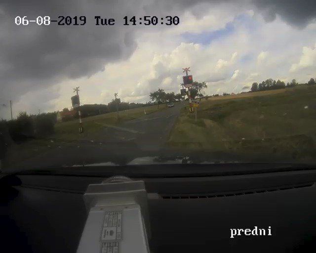 Video zachycuje řidiče jedoucího na červenou přes přejezd.
