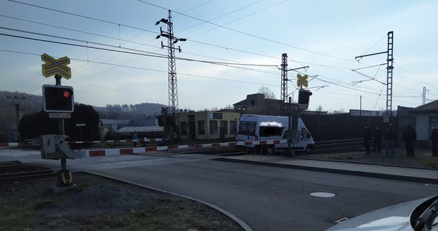 Cizinec (66) za volantem bílé dodávky vjel na železniční přejezd v Třinci přesně v momentě, kdy šly dolů závory.