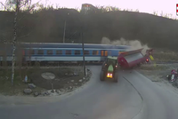 Děsivá srážka na Znojemsku: Traktorista vjel na přejezd i s přívěsem, vlak ho smetl!