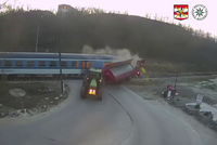 Děsivá srážka na Znojemsku: Traktorista vjel na přejezd i s přívěsem, vlak ho smetl!