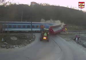 Traktorista v Moravském Krumlově vjel na přejezd přímo před projíždějící vlak.
