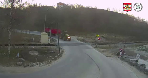 Traktorista v Moravském Krumlově vjel na přejezd přímo před projíždějící vlak.