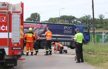 Vlak tam smetl traktor i kamion: Přejezd zůstane bez závor