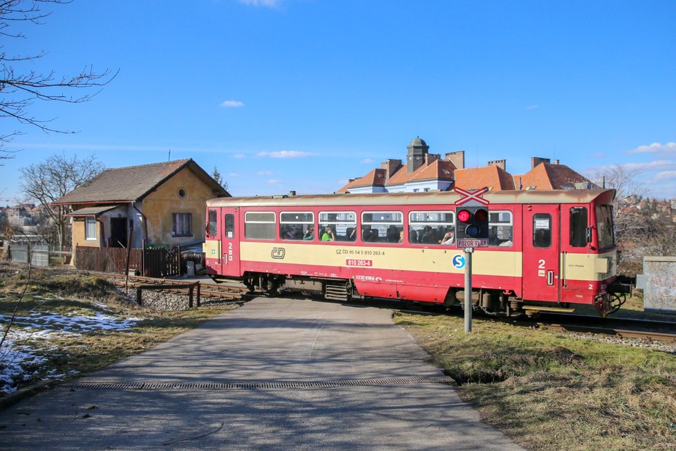 Vlakový přejezd v Jinonicích, na něm zemřel jeden člověk