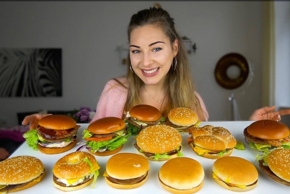 Na oběd si dopřává fast food v podobě hamburgerů a hranolek.