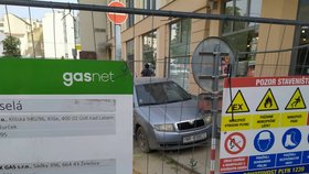 Minimálně od dubna trčí na staveništi v centru Brna tato Škoda Fabia se slovenskou SPZ. Firma Adamek Gas chtěla vůz odtáhnout, ale neuspěla.