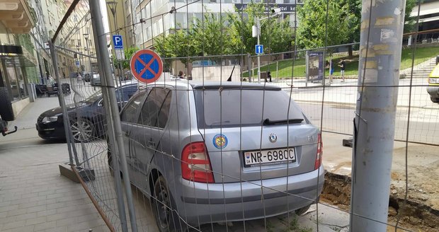 Minimálně od dubna trčí na staveništi v centru Brna tato Škoda Fabia se slovenskou SPZ. Firma Adamek Gas chtěla vůz odtáhnout, ale neuspěla.