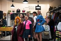 Párty v sekáči! Anežka a Jája dávají oblečení nový život, díky upcyklované módě pomáhají druhým