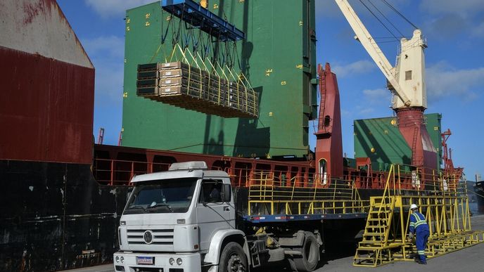 Nakládka překližky na loď v São Paulu. Brazílie patří mezi země, které nahradily výpadek ruského exportu do EU.
