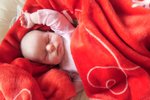 Malá Leila se narodila loni v prosinci v autě cestou do boskovické porodnice. Díky perfektní spolupráci rodičů s operátorkou linky 155 Ivanou Linhárkovou se vše obešlo bez komplikací.