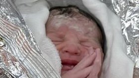 Malá Mia z Hrušovan spěchala na svět, maminka a záchranáři předčasný porod zvládli na jedničku.
