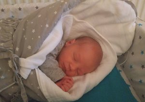 Malý Martínek už má týden. Jeho mamince pomohli porodit záchranáři doma, do porodnice už převoz nebyl možný.