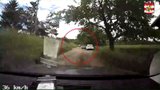 Na dálnici testoval, co jeho bavorák dokáže: Před policisty se šofér schoval v obilí