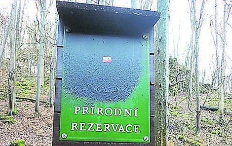 Vandal začerňuje státní znak a lepí přes něj moravské orlice.