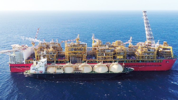 Prelude FLNG (Floating Liquified Natural Gas) je největší plovoucí konstrukce a jde o první plovoucí platformu na těžbu zemního plynu