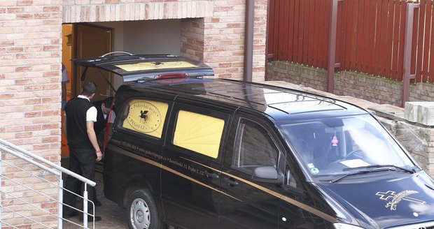 Tělo Přemka Podlahy odvážejí pracovníci pohřební služby z hospicu v Čerčanech