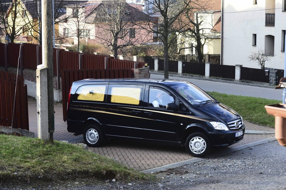 Tělo Přemka Podlahy odvážejí pracovníci pohřební služby z hospicu v Čerčanech