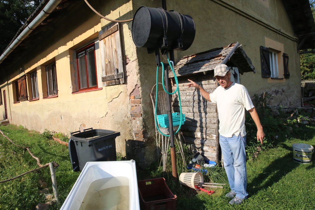 Donedávna žil v hájence bez elektřiny a tekoucí vody.