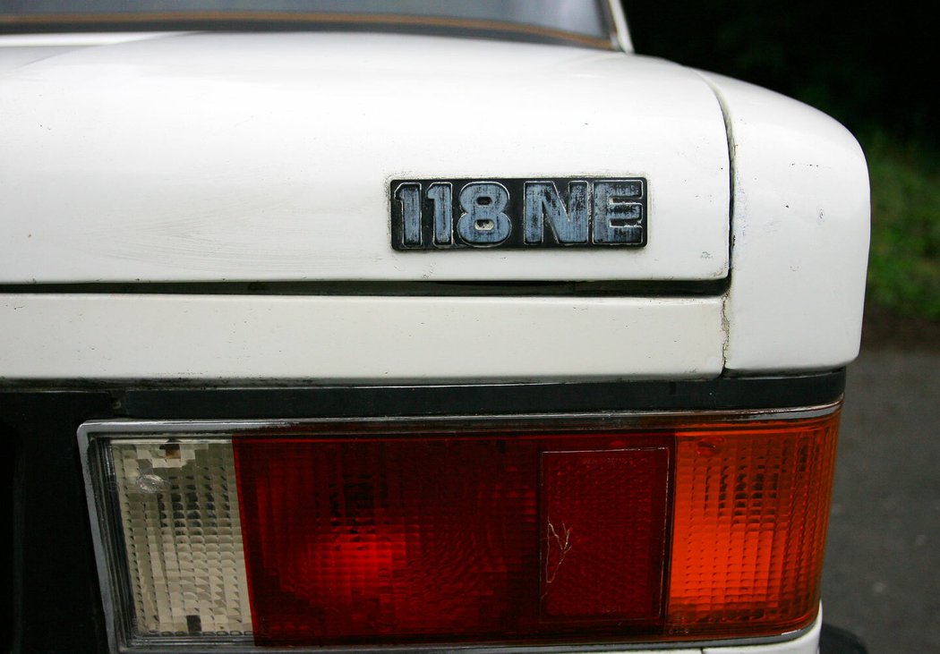 Štítek s označením modelu se omezuje na text 118 NE – písmenné identifikátory skrývají spojení Nissan Engine